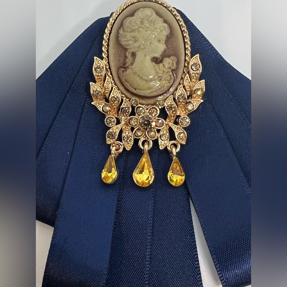 Victorian Style Gold and Blue Brooch with Cameo Design - Picture 3 of 6